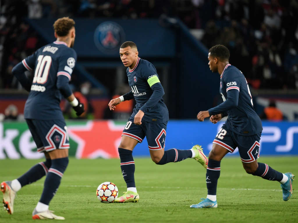 巴黎创历史:欧冠单赛季首支10胜球队,渐入佳境