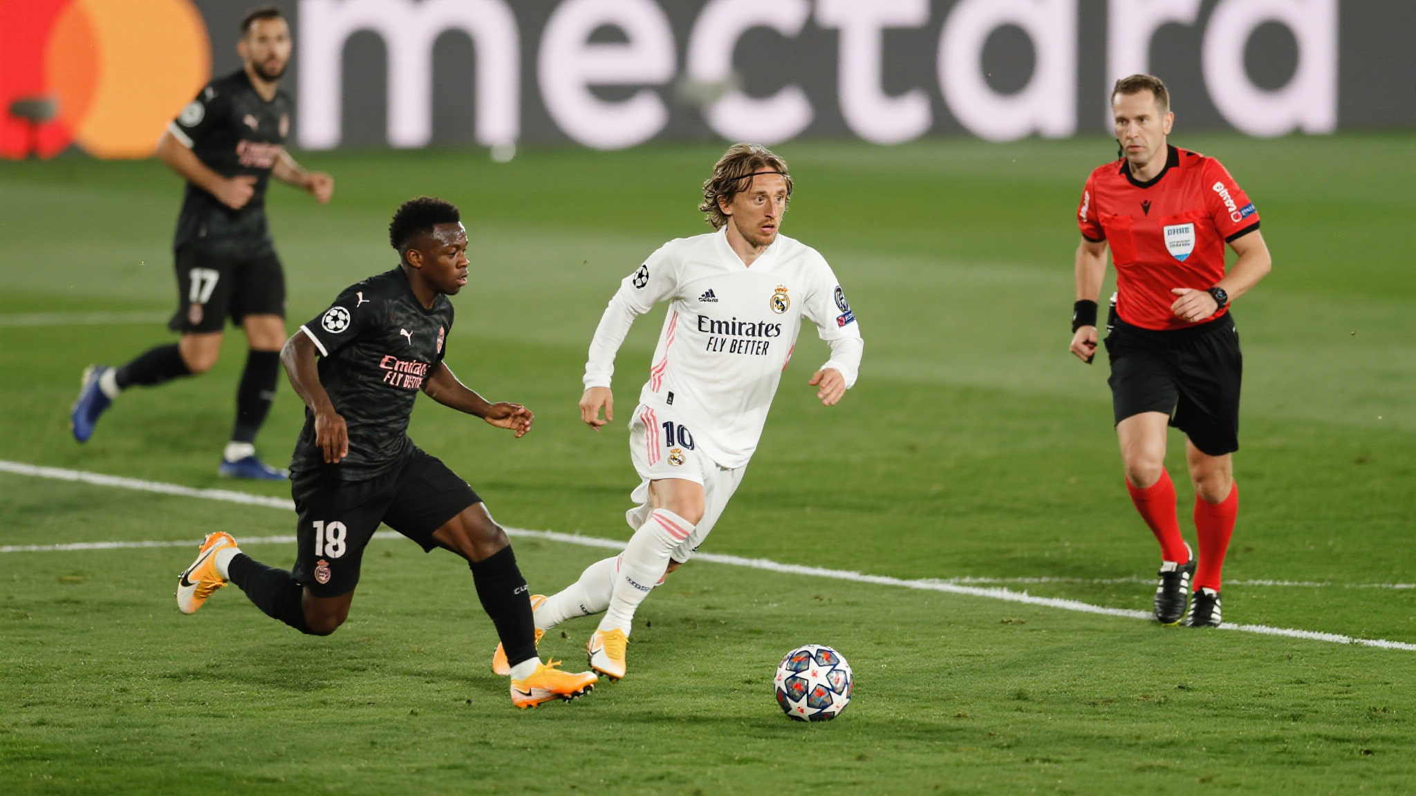 皇马十人逆袭,25次遭射门仍以3-1力克对手夺世俱杯首胜 本场比赛前半阶段皇马报道队员因红牌下场,从此陷入攻